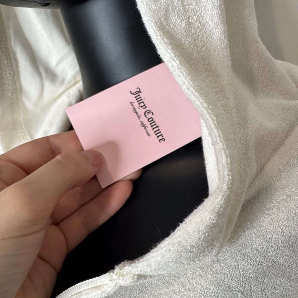 Juicy Couture tracksuit for home, includes shorts and a zip-up jacket, brand new - Picture 2 of 7